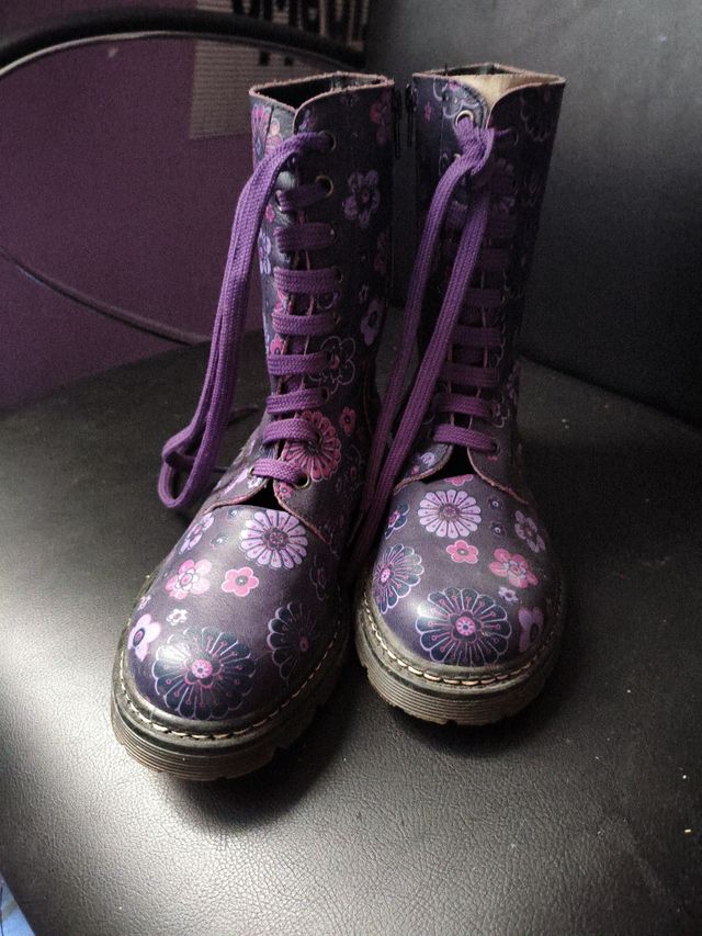Botas chica moradas con flores