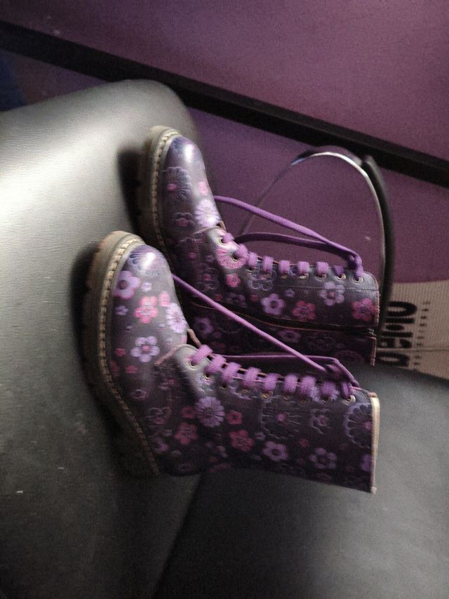 Botas chica moradas con flores