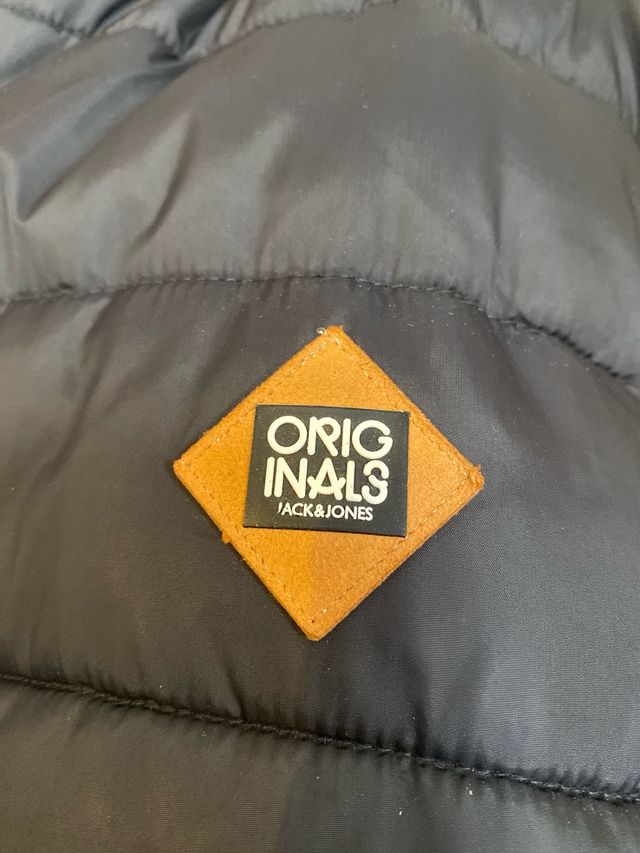 Anorak negro con capucha