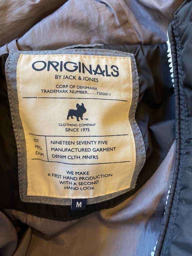 Anorak negro con capucha