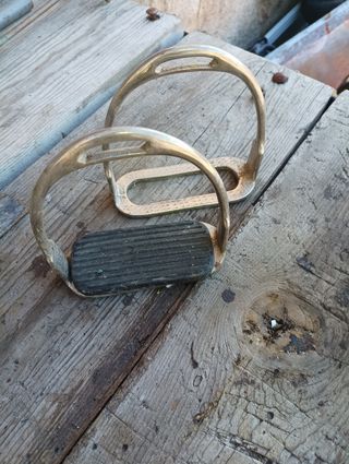 Estribos de metal para equitación