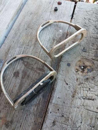 Estribos de metal para equitación