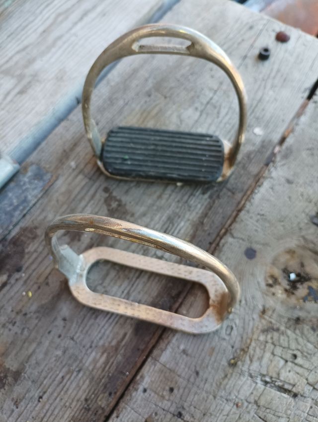 Estribos de metal para equitación