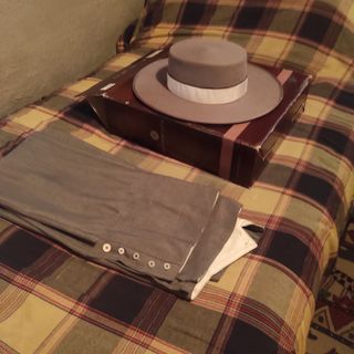 Traje Jimenez con sombrero
