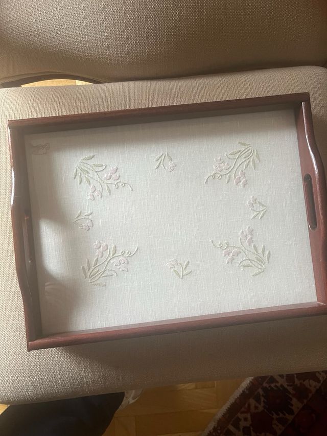 Bandeja de madera con diseño floral