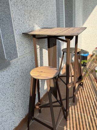 Mesa alta y 2 taburetes madera y metal