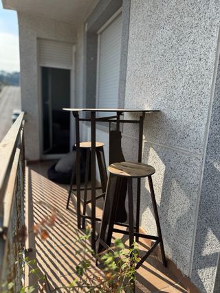 Mesa alta y 2 taburetes madera y metal