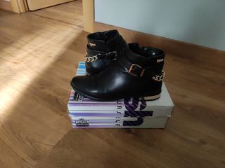 Botin bajo en negro con detalles dorados.n 40.
