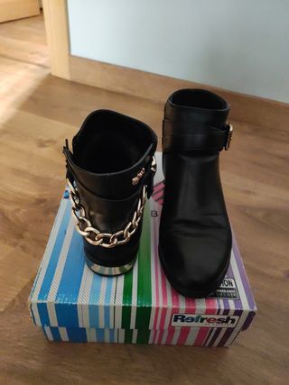 Botin bajo en negro con detalles dorados.n 40.