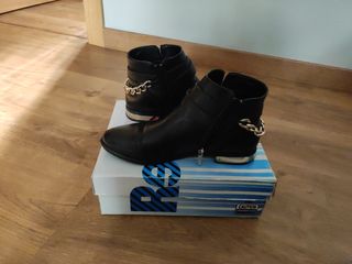 Botin bajo en negro con detalles dorados.n 40.