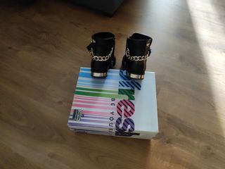 Botin bajo en negro con detalles dorados.n 40.
