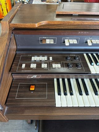 Órgano vintage Solton S15 con banqueta