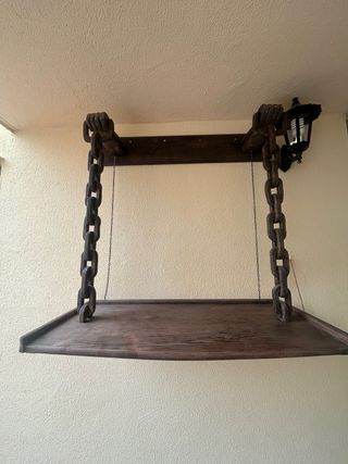Estantería colgante hecha artesanalmente 