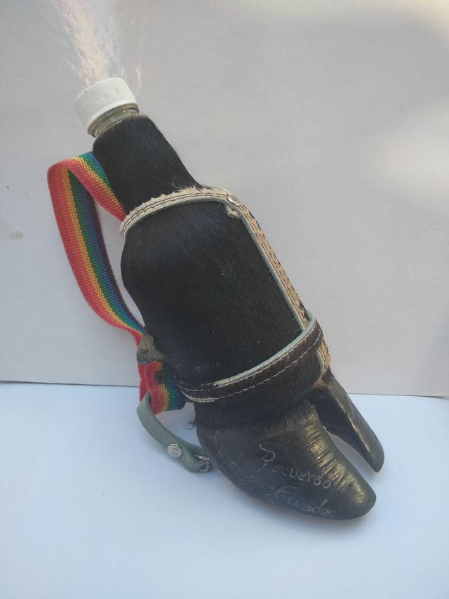 Figura Recuerdo de Ecuador botella con pezuña toro