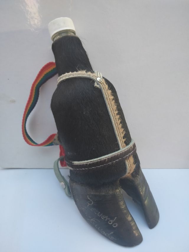 Figura Recuerdo de Ecuador botella con pezuña toro