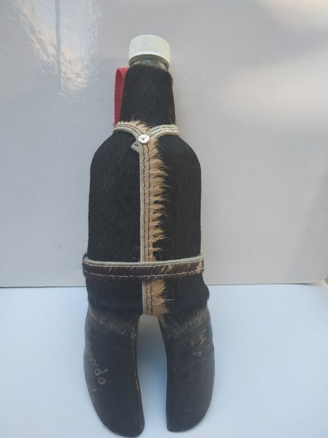 Figura Recuerdo de Ecuador botella con pezuña toro