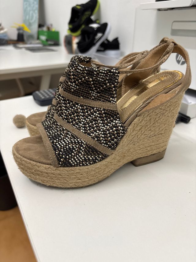 Cuñas beige y multicolor