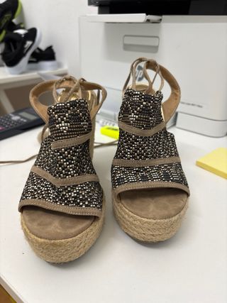 Cuñas beige y multicolor