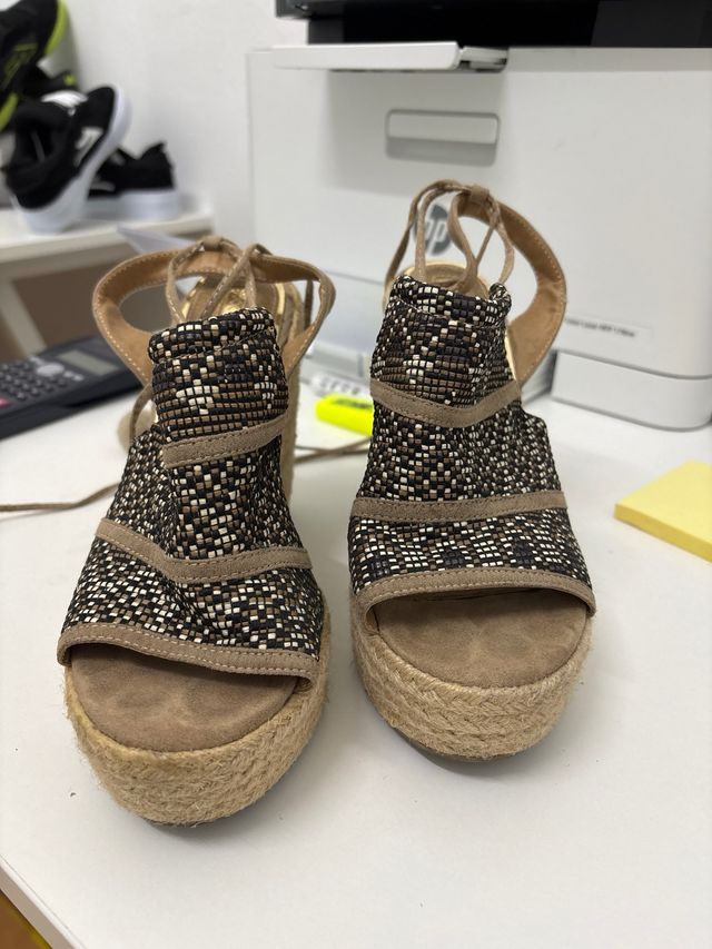 Cuñas beige y multicolor