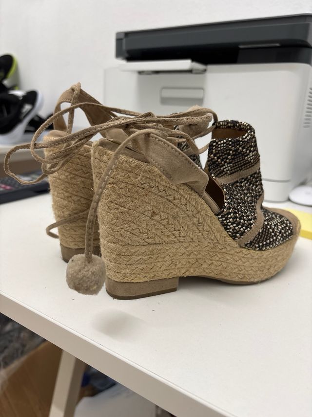 Cuñas beige y multicolor