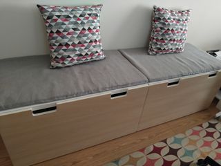 Banco Ikea con almacenaje beige y blanco