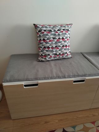Banco Ikea con almacenaje beige y blanco