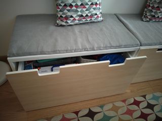 Banco Ikea con almacenaje beige y blanco