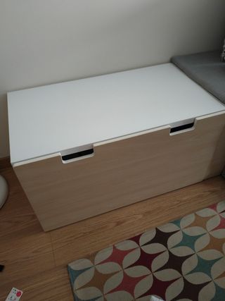 Banco Ikea con almacenaje beige y blanco