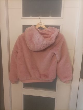 Abrigo de pelo rosa de niña 