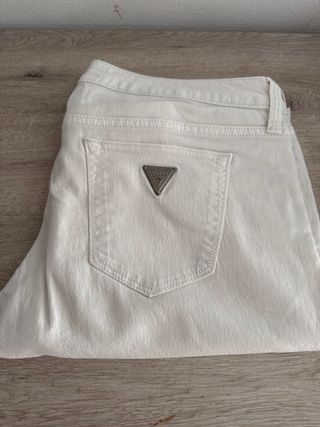 Pantalones pitillo Guess
