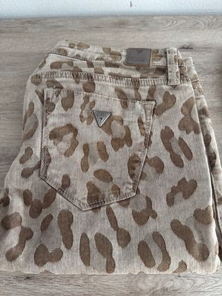 Pantalones pitillo Guess
