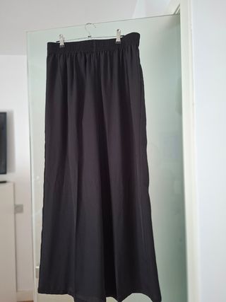 Pantalón negro satén pata ancha