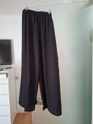 Pantalón negro satén pata ancha