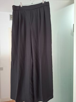 Pantalón negro satén pata ancha