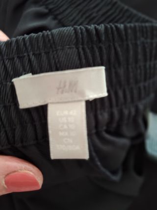 Pantalón negro satén pata ancha