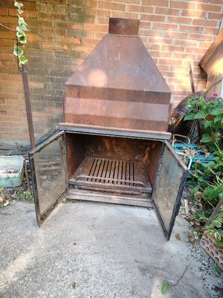 Chimenea de fundición con puerta de cristal