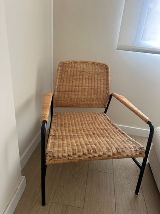 Sillón de ratán moderno