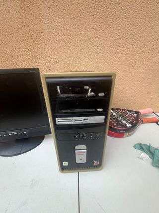 Torre y pantalla Compaq beige/negro
