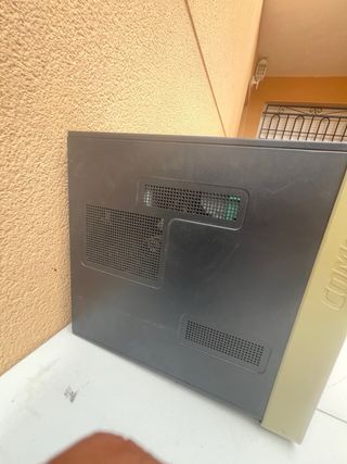 Torre y pantalla Compaq beige/negro