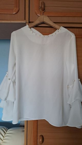 Blusa blanca con perlas