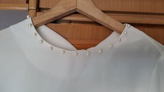 Blusa blanca con perlas