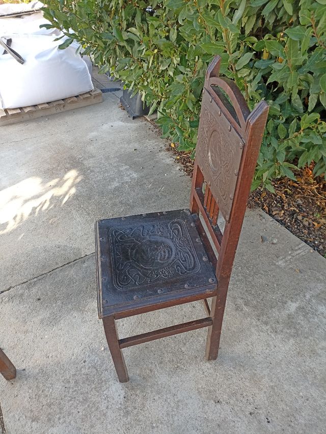 Sillas de madera y piel tallada (4)