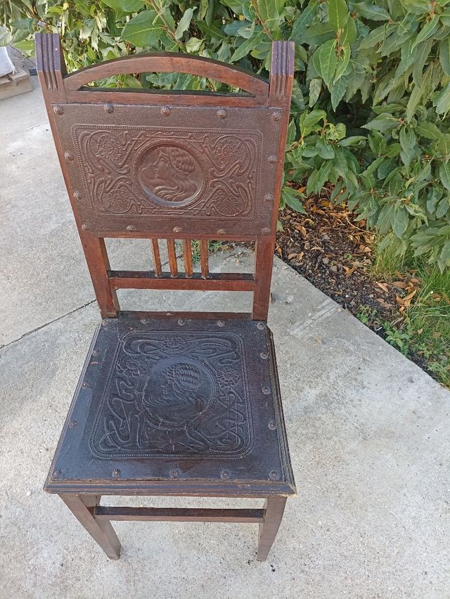 Sillas de madera y piel tallada (4)