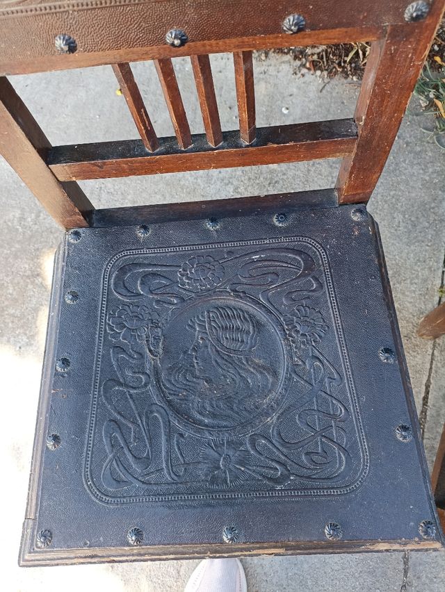 Sillas de madera y piel tallada (4)