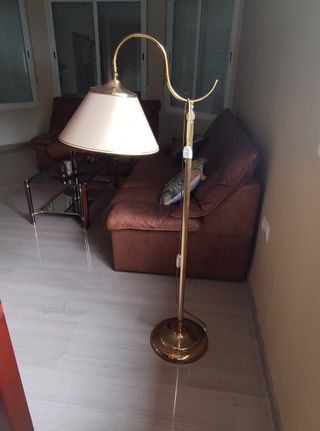 Lámpara de pie dorada y beige