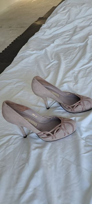 Zapatos de tacón, de ante, de Pura López Lila