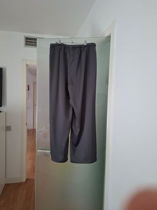 Pantalón satén gris