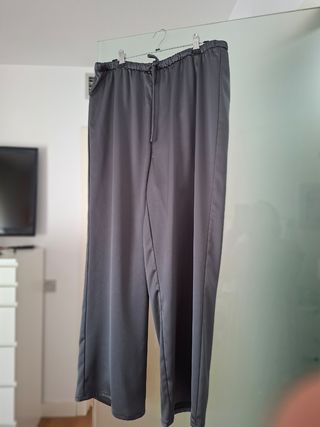 Pantalón satén gris
