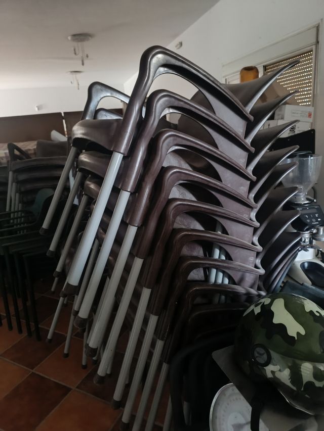 Sillas apilables metal y plástico
