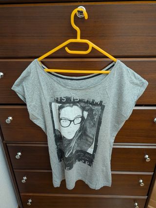 Camiseta gris con foto mujer